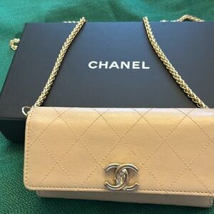EUC! Authentic Chanel Turn lock CC Rare‎ Wallet!! Gorgeous with gold tone CC